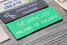 Groen Cottonera Nova stoffen label met tekst 'SEWING IS MY KIND OF THERAPY' - Artikel-nr. 3002