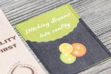 Satinera label met knopenmotief en tekst 'Stitching dreams into reality' - Artikel-nr. 3002