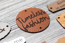 Rond label van appelleer met gravure 'Timeless fashion' - Artikel-nr. 3003