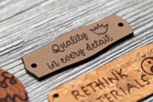 Label van cactuskunstleer met gravure 'Quality in every detail' - Artikel-nr. 3003