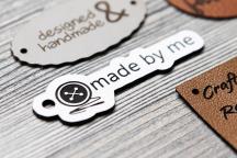 Wit acryl label met tekst 'made by me' en naald- en knopenmotief - Artikel-nr. 3003