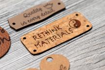 Kurken label met lasergravure 'RETHINK MATERIALS' - Artikel-nr. 3003