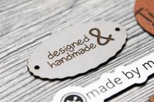 Licht kunstleren label met tekst 'designed & handmade' - Artikel-nr. 3003