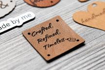 Bruin kunstleren label met lasergravure 'Crafted. Refined. Timeless.' - Artikel-nr. 3003