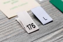 Monsterset met maatlabels voor textiel, getoond met de voorbeeldmaten 176 en L - Artikel-nr. 3006