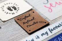 Bruin kunstleren label met lasergravure 'Crafted. Refined. Timeless.' - Artikel-nr. 3007