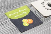 Satinera label met knopenmotief en tekst 'Stitching dreams into reality' - Artikel-nr. 3007