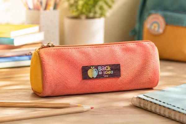 Bordeaux katoenen label met regenboogtekst op etui