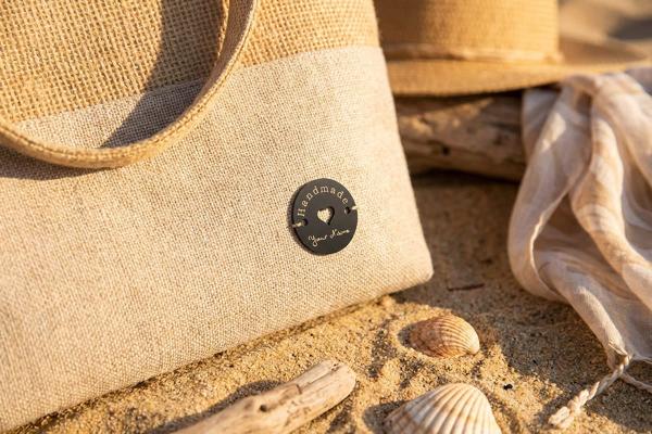 Rond rvs label op jute tas met uitgesneden hart