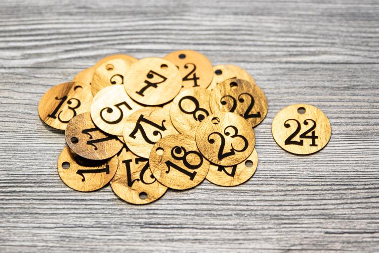 Adventskalender hanger met “handlettering” cijfers 1-24 (goud) - Artikel-nr. 8307