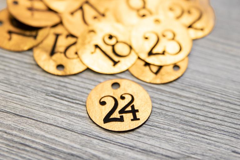 Adventskalender hanger met “handlettering” cijfers 1-24 - Artikel-nr. 8307