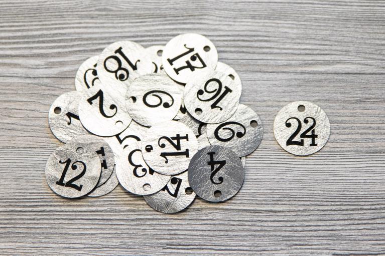 Adventskalender hanger met “handlettering” cijfers 1-24 (zilver) - Artikel-nr. 8307