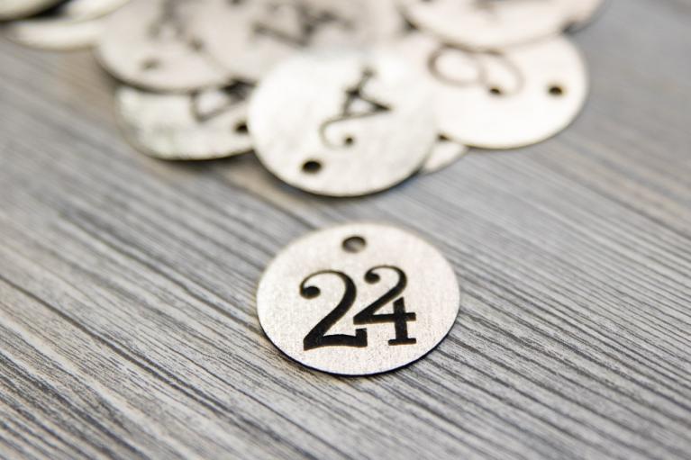 Adventskalender hanger met “handlettering” cijfers 1-24 - Artikel-nr. 8307