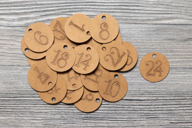 Adventskalender hanger met “handlettering” cijfers 1-24 (bruin) - Artikel-nr. 8307