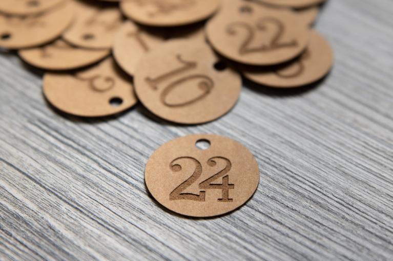 Adventskalender hanger met “handlettering” cijfers 1-24 - Artikel-nr. 8307