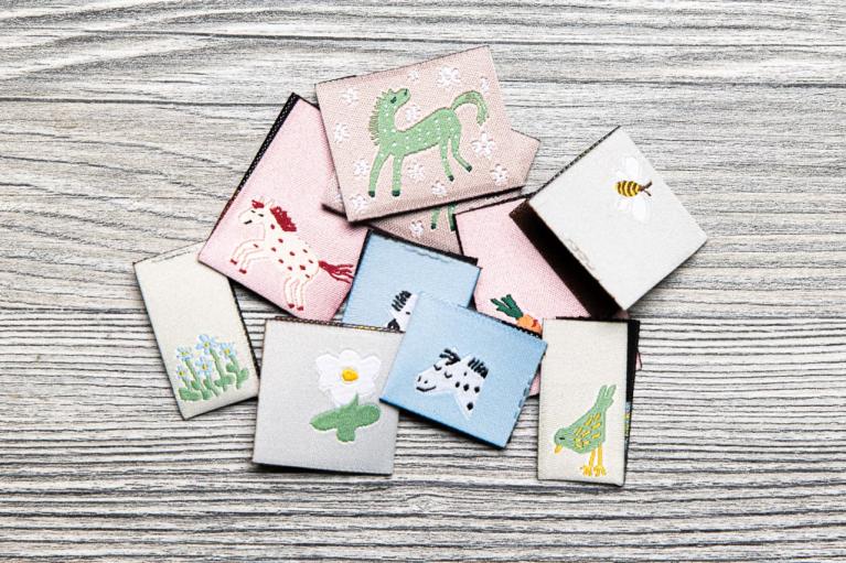 Designer-set geweven labels \"Of Horses and Flowers\" van Annika Klaas (Artikel-nr. 9301)