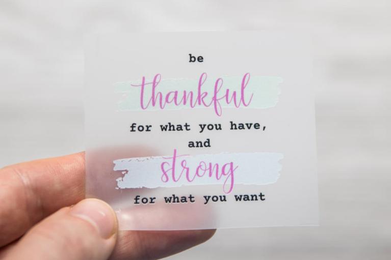 Designer-strijkapplicatie \"be thankful...\" van Unikati – Bag Design (Artikel-nr. 9401)