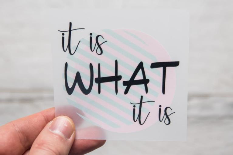 Designer-strijkapplicatie \"it is WHAT it is\" van Unikati – Bag Design (Artikel-nr. 9404)
