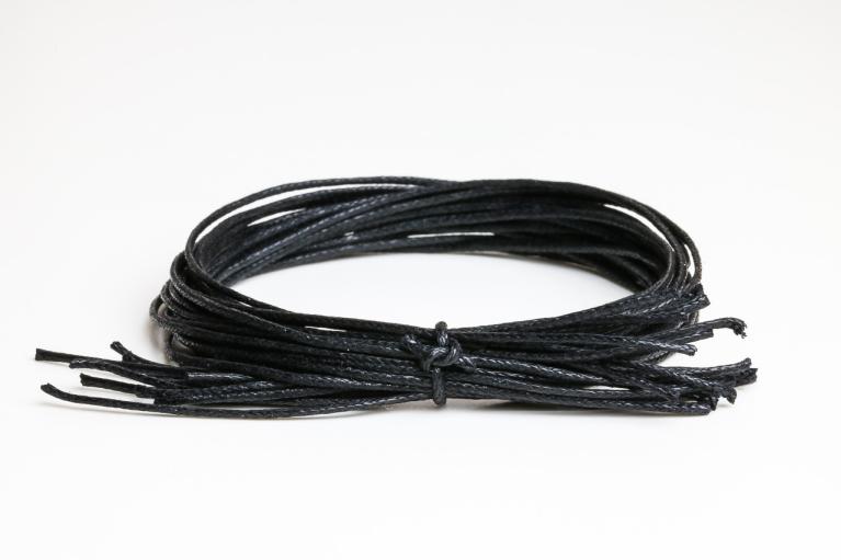 Koordjes zwart, gewaxt, Ø 1 mm, lengte 25 cm (Artikel-nr. 883)